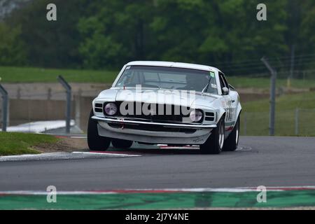 Peter Hallford, Josh Cook, Ford Boss Mustang, Una gara di un'ora con l'opzione di un secondo pilota in berline iconiche e gare automobilistiche da turismo che competono Foto Stock