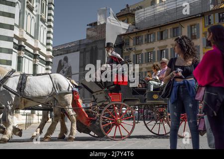 Carrozza a cavallo in Piazza di San Giovanni a Firenze Foto Stock