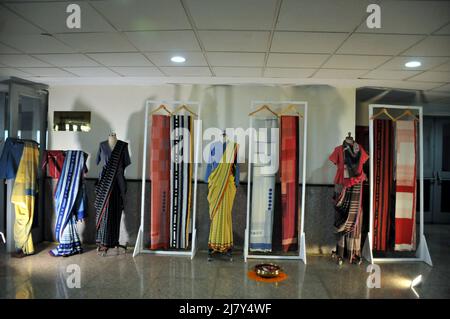 L'Unione del ministro delle PMI Narayan Rane, Con il suo Ministro Junior per lo Stato Bhanu Pratap Singh Yadav e il Segretario di Ministero durante l'inaugurazione del Centro di eccellenza per la promozione Khadi e l'eccellenza Khadi istituito dall'Istituto Nazionale di tecnologia della Moda come hub per alcuni sari di indossare Hard (Khadi), Le donne guardano le scene delle linee dure (Khadi), a Nuova Delhi, India il 11 maggio 2022. (Foto di Ravi Batra/Sipa USA) Foto Stock