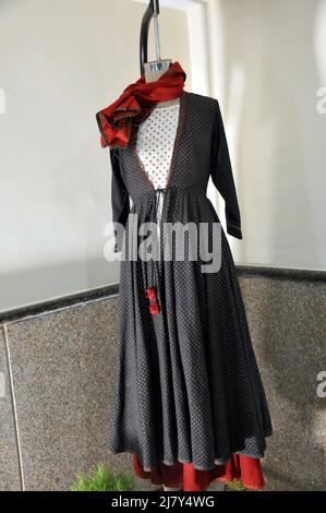 L'Unione del ministro delle PMI Narayan Rane, Con il suo Ministro Junior per lo Stato Bhanu Pratap Singh Yadav e il Segretario di Ministero durante l'inaugurazione del Centro di eccellenza per la promozione Khadi e l'eccellenza Khadi istituito dall'Istituto Nazionale di tecnologia della Moda come hub per alcuni sari di indossare Hard (Khadi), Le donne guardano le scene delle linee dure (Khadi), a Nuova Delhi, India il 11 maggio 2022. (Foto di Ravi Batra/Sipa USA) Foto Stock