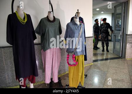 L'Unione del ministro delle PMI Narayan Rane, Con il suo Ministro Junior per lo Stato Bhanu Pratap Singh Yadav e il Segretario di Ministero durante l'inaugurazione del Centro di eccellenza per la promozione Khadi e l'eccellenza Khadi istituito dall'Istituto Nazionale di tecnologia della Moda come hub per alcuni sari di indossare Hard (Khadi), Le donne guardano le scene delle linee dure (Khadi), a Nuova Delhi, India il 11 maggio 2022. (Foto di Ravi Batra/Sipa USA) Foto Stock