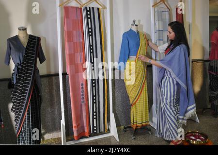 L'Unione del ministro delle PMI Narayan Rane, Con il suo Ministro Junior per lo Stato Bhanu Pratap Singh Yadav e il Segretario di Ministero durante l'inaugurazione del Centro di eccellenza per la promozione Khadi e l'eccellenza Khadi istituito dall'Istituto Nazionale di tecnologia della Moda come hub per alcuni sari di indossare Hard (Khadi), Le donne guardano le scene delle linee dure (Khadi), a Nuova Delhi, India il 11 maggio 2022. (Foto di Ravi Batra/Sipa USA) Foto Stock