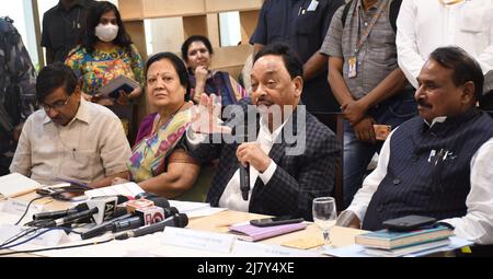 L'Unione del ministro delle PMI Narayan Rane, Con il suo Ministro Junior per lo Stato Bhanu Pratap Singh Yadav e il Segretario di Ministero durante l'inaugurazione del Centro di eccellenza per la promozione Khadi e l'eccellenza Khadi istituito dall'Istituto Nazionale di tecnologia della Moda come hub per alcuni sari di indossare Hard (Khadi), Le donne guardano le scene delle linee dure (Khadi), a Nuova Delhi, India il 11 maggio 2022. (Foto di Ravi Batra/Sipa USA) Foto Stock
