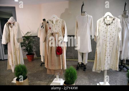 L'Unione del ministro delle PMI Narayan Rane, Con il suo Ministro Junior per lo Stato Bhanu Pratap Singh Yadav e il Segretario di Ministero durante l'inaugurazione del Centro di eccellenza per la promozione Khadi e l'eccellenza Khadi istituito dall'Istituto Nazionale di tecnologia della Moda come hub per alcuni sari di indossare Hard (Khadi), Le donne guardano le scene delle linee dure (Khadi), a Nuova Delhi, India il 11 maggio 2022. (Foto di Ravi Batra/Sipa USA) Foto Stock