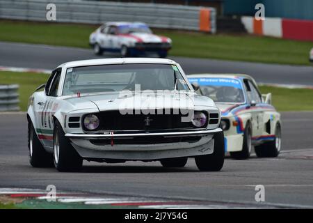 Peter Hallford, Josh Cook, Ford Boss Mustang, Una gara di un'ora con l'opzione di un secondo pilota in berline iconiche e gare automobilistiche da turismo che competono Foto Stock