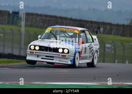 Su tre ruote, Mark Smith, Arran Moulton-Smith, BMW E30 M3, una gara di un'ora con l'opzione di un secondo pilota in berline iconiche e auto da turismo rac Foto Stock