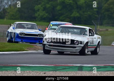 Peter Hallford, Josh Cook, Ford Boss Mustang, Una gara di un'ora con l'opzione di un secondo pilota in berline iconiche e gare automobilistiche da turismo che competono Foto Stock