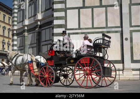 Carrozza a cavallo in Piazza di San Giovanni a Firenze Foto Stock