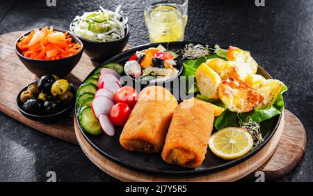 Crocchette impanate e fritte con patate e insalate di verdure Foto Stock