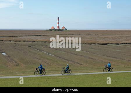 Faro Westerhever, ciclisti, penisola di Eiderstedt, Schleswig-Holstein, Germania Foto Stock