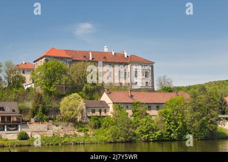 Castello di Nelahozeves, si affaccia sul fiume Moldava. Repubblica Ceca. Foto Stock