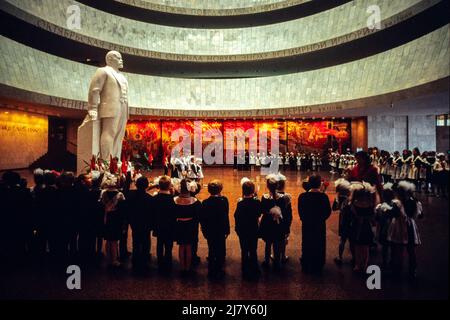 Le scuole svolgono cerimonie presso la statua di Lenin nel Museo Lenin a Kiev, Ucraina, nei giorni precedenti la Giornata della Rivoluzione, il 7th novembre 1989 Foto Stock