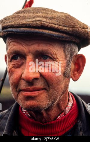 Un coltivatore che arava il suo campo in un piccolo villaggio fuori Lviv nell'Ucraina occidentale, ottobre 1989 Foto Stock