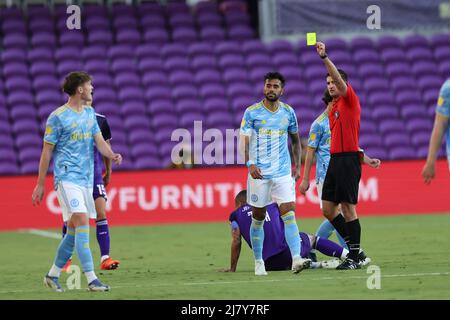 Orlando, FL: Il difensore della Philadelphia Union Kai Wagner (27) riceve una carta gialla durante la prima metà del round del 32 della partita della Lamar Hunt U.S. Foto Stock