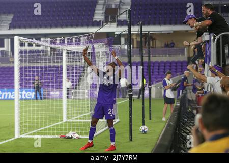 Orlando, FL: Il centrocampista di Orlando City Andrés Perea (21) festeggia con i fan dopo il round del 32 della partita della Lamar Hunt U.S. Open Cup contro Th Foto Stock