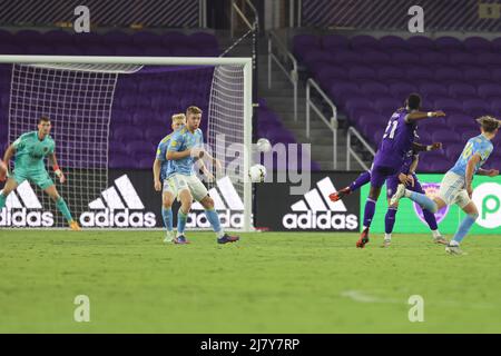 Orlando, FL: Il centrocampista di Orlando City Andrés Perea (21) segna il secondo obiettivo della partita durante il round del 32 della Lamar Hunt U.S. Open Cup Foto Stock