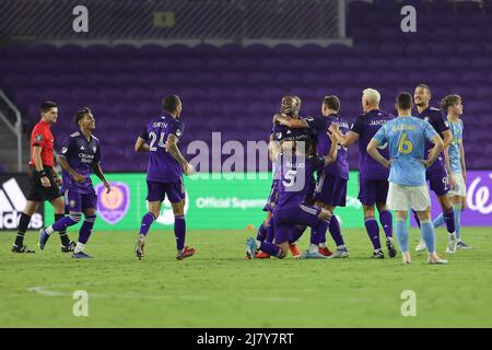 Orlando, FL: Il centrocampista di Orlando City Andrés Perea (21) festeggia con i compagni di squadra dopo aver segnato il secondo gol del gioco durante il round di 32 gam Foto Stock