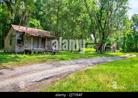 Tour delle strade secondarie nella Florida centrale settentrionale con vecchie case coloniche abbandonate. Foto Stock