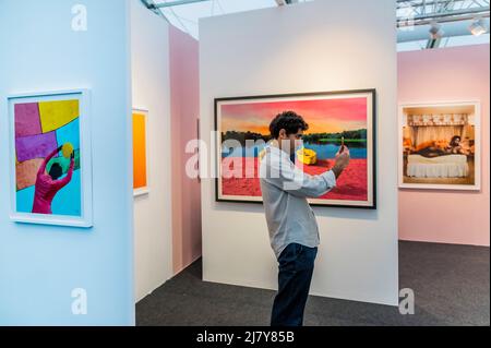 Londra, Regno Unito. 11th maggio 2022. Opera del Principe Gyasi nella Nil Gallery - Foto Londra ritorna alla Somerset House. Credit: Guy Bell/Alamy Live News Foto Stock