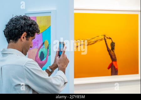 Londra, Regno Unito. 11th maggio 2022. Opera del Principe Gyasi nella Nil Gallery - Foto Londra ritorna alla Somerset House. Credit: Guy Bell/Alamy Live News Foto Stock