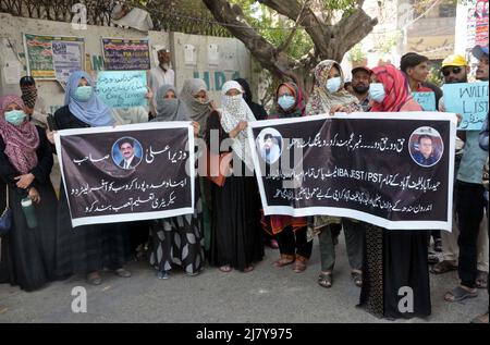 I candidati che hanno superato il test IBA stanno tenendo una dimostrazione di protesta per le lettere di offerta, al press club di Hyderabad mercoledì 11 maggio 2022. Foto Stock