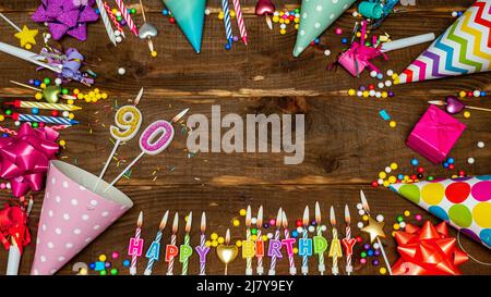 Vista dall'alto dello spazio per la copia di compleanno della decorazione. Buon compleanno per le belle congratulazioni per 90 anni. Foto Stock