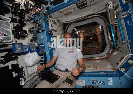 L'astronauta della NASA e la spedizione 67 l'ingegnere di volo Bob Hines familiarizza con i sistemi e le procedure della Stazione spaziale Internazionale dopo il suo recente arrivo a bordo del laboratorio orbitante, 1 maggio 2022 in orbita terrestre. Foto Stock