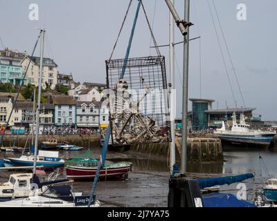 Scheletro in una gabbia appesa sul porto al Brixham Pirate Festival 2022, Devon, Regno Unito Foto Stock