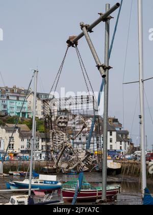 Scheletro in una gabbia appesa sul porto al Brixham Pirate Festival 2022, Devon, Regno Unito Foto Stock