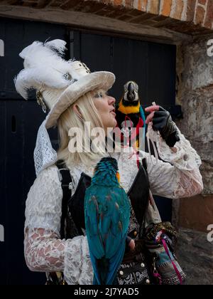 Pirata femminile con pappagalli al Brixham Pirate Festival 2022, Devon, Regno Unito Foto Stock
