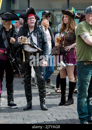 Uomo di mezza età vestito da pirata, Brixham Pirate Festival 2022, Devon, Regno Unito Foto Stock