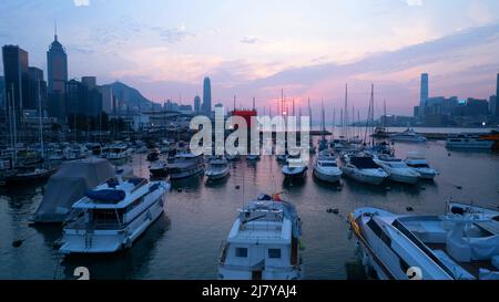 Città di Victoria Harbour e yacht parcheggio in rifugio typhoon durante il tramonto Foto Stock