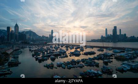 Città di Victoria Harbour e yacht parcheggio in rifugio typhoon durante il tramonto Foto Stock