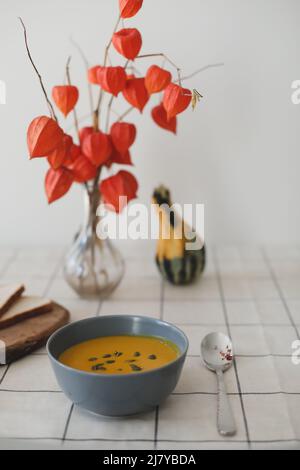 Zuppa calda sana di crema di zucca vegetariana con semi Foto Stock