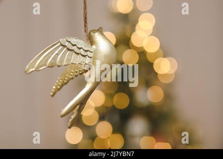 Capodanno mood 2022. Bell'albero di Natale con palle e decorazioni. Ornamento di Natale frizzante. Sfondo di Natale e Capodanno Foto Stock