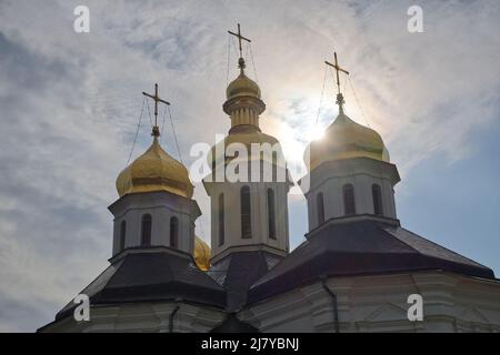 Cupole dorate di un'antica chiesa ortodossa contro il cielo. La Chiesa di Caterina è una chiesa funzionante a Chernihiv, Ucraina. Stile barocco. Ucraino Foto Stock