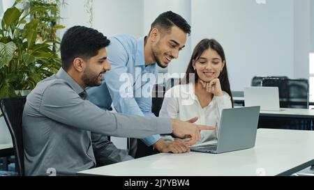 Amichevole creativo diversi colleghi team discutere progetto online utilizzare il computer sul posto di lavoro, multirazziale colleghi gruppo parlare lavorare insieme condividere idee Foto Stock