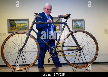 Quedlinburg, Germania. 11th maggio 2022. Il presidente tedesco Frank-Walter Steinmeier guarda alla Halbrenner 'Clevland-Ohio' (circa 1898 in condizioni originali) durante una visita alla Lyonel Feininger Gallery. Il secondo giorno della visita del capo di stato a Quedlinburg è stato dedicato agli scambi e alle discussioni. Steinmeier ha incontrato persone della società civile e del business alla 'Coffee Table controverso' e poi ha visitato la Lyonel Feininger Gallery. Credit: Klaus-Dietmar Gabbert/dpa/Alamy Live News Foto Stock