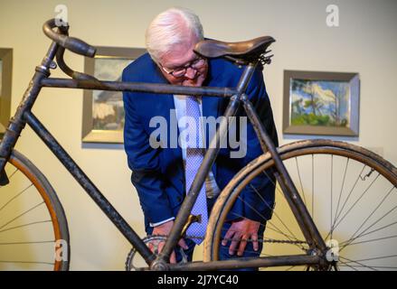 Quedlinburg, Germania. 11th maggio 2022. Il presidente tedesco Frank-Walter Steinmeier guarda alla Halbrenner 'Clevland-Ohio' (circa 1898 in condizioni originali) durante una visita alla Lyonel Feininger Gallery. Il secondo giorno della visita del capo di stato a Quedlinburg è stato dedicato agli scambi e alle discussioni. Steinmeier ha incontrato persone della società civile e del business alla 'Coffee Table controverso' e poi ha visitato la Lyonel Feininger Gallery. Credit: Klaus-Dietmar Gabbert/dpa/Alamy Live News Foto Stock