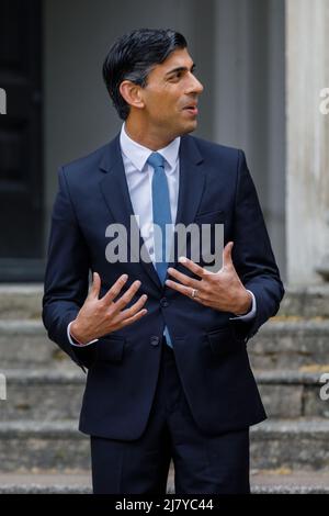 Walworth, Londra, Regno Unito. 11th maggio 2022, Rishi Sunak, Cancelliere dello scacchiere, fuori dalla Chiesa di San Pietro davanti al Principe Carlo, il Principe di Galles, Fondatore e Presidente della fiducia del Principe, Kickstart ha sostenuto i giovani a Walworth. Amanda Rose/Alamy Live News Foto Stock