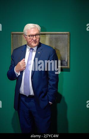 Quedlinburg, Germania. 11th maggio 2022. Il presidente federale Frank-Walter Steinmeier attraversa la Galleria Lyonel Feininger. Il secondo giorno della visita del capo di stato a Quedlinburg è stato dominato dallo scambio e dalla discussione. Steinmeier ha incontrato persone della società civile e del business alla 'Coffee Table controverso' e poi ha visitato la Lyonel Feininger Gallery. Credit: Klaus-Dietmar Gabbert/dpa/Alamy Live News Foto Stock