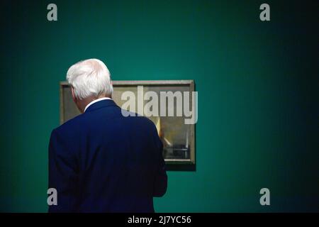 Quedlinburg, Germania. 11th maggio 2022. Il presidente tedesco Frank-Walter Steinmeier guarda un dipinto nella Lyonel Feininger Gallery. Il secondo giorno della visita del capo di stato a Quedlinburg è stato dominato dallo scambio e dalla discussione. Steinmeier ha incontrato persone della società civile e del business alla 'Coffee Table controverso' e poi ha visitato la Lyonel Feininger Gallery. Credit: Klaus-Dietmar Gabbert/dpa/Alamy Live News Foto Stock