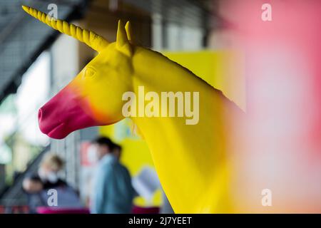 Duesseldorf, Germania. 11th maggio 2022. Un unicorno si trova alla straordinaria conferenza del partito di stato dell'FDP nel PSD Bank Dome. Credit: Rolf Vennenbernd/dpa/Alamy Live News Foto Stock