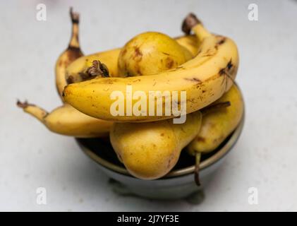 Le pere Bartlett maturano in una ciotola con banane a New York sabato 30 aprile 2022. La produzione di gas etilenico da parte della banana matura le pere. (© Richard B. Levine) Foto Stock