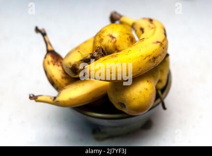 Le pere Bartlett maturano in una ciotola con banane a New York sabato 30 aprile 2022. La produzione di gas etilenico da parte della banana matura le pere. (© Richard B. Levine) Foto Stock