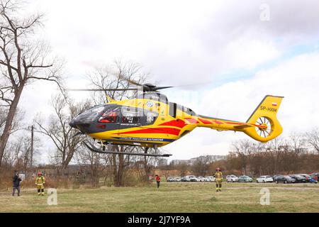 Cracovia. Cracovia. Polonia. Elicottero di salvataggio aereo Eurocopter EC1352 è trasportato in aereo durante l'esercizio di addestramento di incidenti di massa simulati. Foto Stock