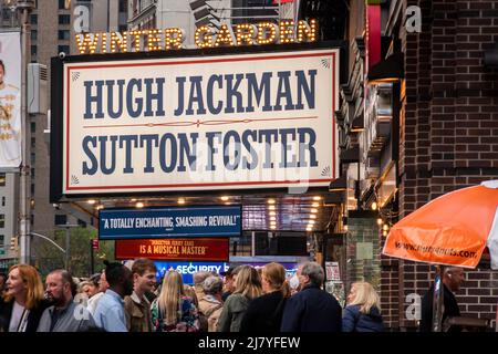 Il tendone del Winter Garden Theatre di New York è decorato promuovendo le stelle Hugh Jackman e Sutton Foster nella produzione del musical The Music Man di Meredith Wilson mercoledì 4 maggio 2022. (© Richard B. Levine) Foto Stock