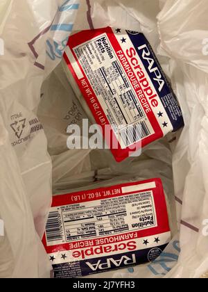 Pacchetti di Rapa marchio scraple acquistato da un supermercato a New York il Giovedi, 5 maggio 2022. (© Frances M. Roberts) Foto Stock