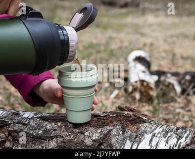 Termos e la tazza di caffè su una roccia nella Death Valley California USA  Foto stock - Alamy