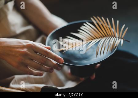 Piatti moderni bianchi con figure Fiori forme Foto stock - Alamy